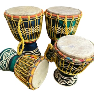 Tamburo Djembe in miniatura: strumento musicale ghanese fatto a mano