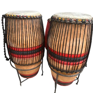 Tambor conga djembé vintage de 26 x 11 pulgadas, instrumento musical hecho a mano, tambor de madera maciza pura con soporte de metal, dos tambores tribales, regalo para él
