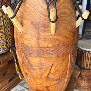 Tambor Kpanlogo vintage, tambor XL de 25 pulgadas de largo x 11 pulgadas de ancho, madera maciza pura, tambor de clavija de madera de África occidental, instrumento musical de Ghana, regalo ecológico