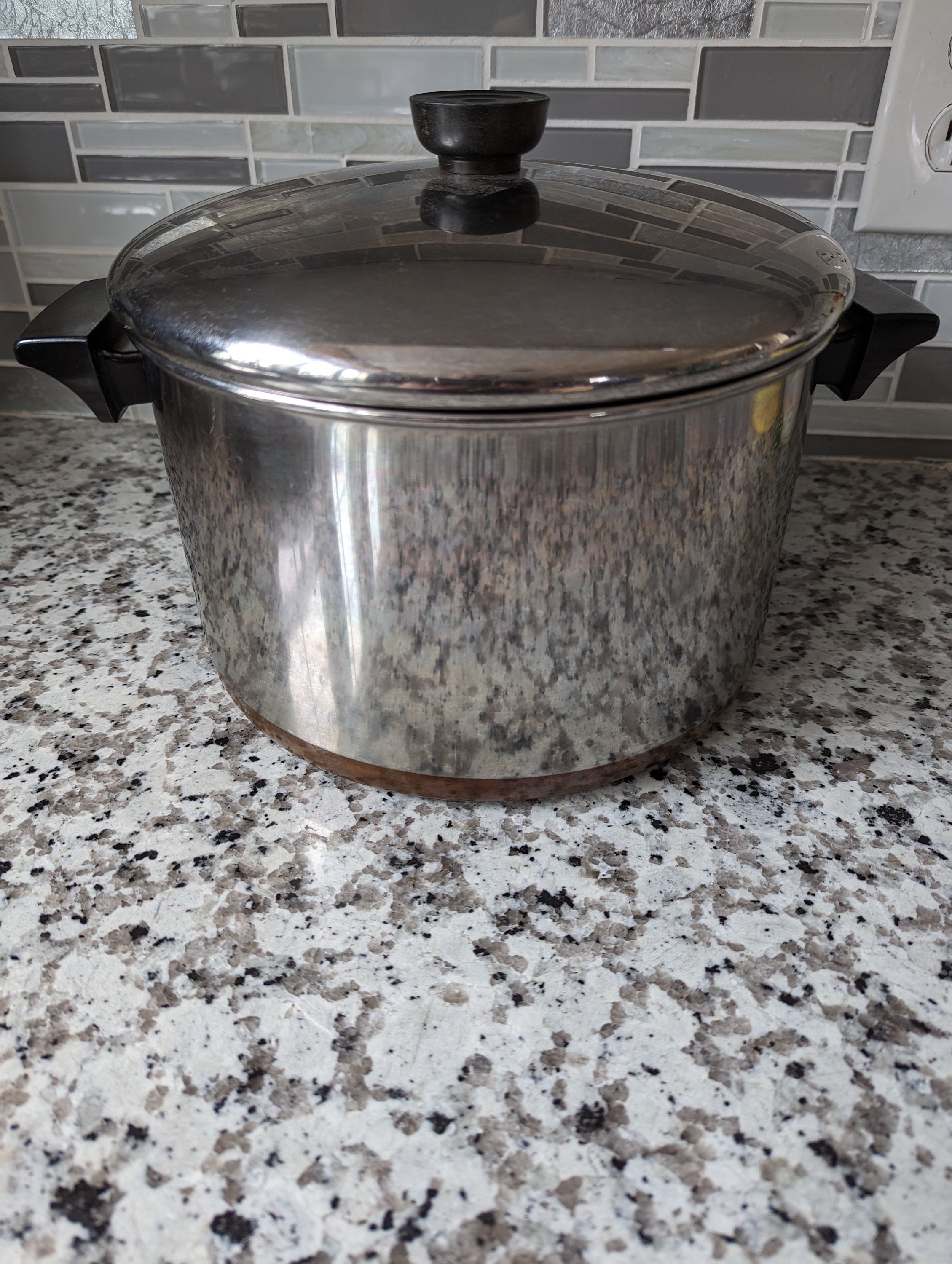 REFURBISHED Vintage Revere Ware Copper Clad 6 qt Sauce Pot w/Lid [R 6qt 9in  Sauce Pot 96b Clinton] - $52.95 : Classic Kitchens And More, Authentic  Retro Kitchenware