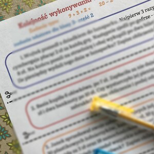 Może przedstawiać: Zestaw trzech ceramicznych kubków z nakrapianym, matowym wykończeniem. Kubki są w odcieniach kremowym, jasnobrązowym i ciemnobrązowym. Każdy kubek ma prosty, minimalistyczny design i zaokrąglony uchwyt. Idealny do kawy lub herbaty.