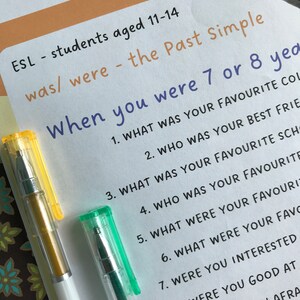 Puede incluir: Una hoja de trabajo para estudiantes de inglés como segundo idioma de 11 a 14 años, titulada "Cuando tenías 7 u 8 años". La hoja de trabajo hace preguntas sobre colores favoritos, amigos, escuelas y otros temas.