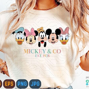 K&ouml;nnte beinhalten: Cremefarbenes Sweatshirt mit den Gesichtern von Mickey Mouse, Minnie Mouse, Donald Duck, Goofy und Daisy Duck. Der Text "MICKEY & CO EST. 1928" ist unter den Figuren aufgedruckt. Das Design umfasst SVG-, EPS-, PNG- und JPG-Dateiformate.