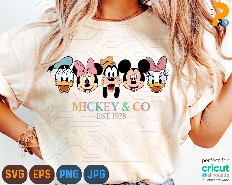 K&ouml;nnte beinhalten: Cremefarbenes Sweatshirt mit den Gesichtern von Mickey Mouse, Minnie Mouse, Donald Duck, Goofy und Daisy Duck. Der Text "MICKEY & CO EST. 1928" ist unter den Figuren aufgedruckt. Das Design umfasst SVG-, EPS-, PNG- und JPG-Dateiformate.