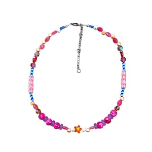 Op de afbeelding: Een roze, blauwe en gouden kralenketting met een sterbedel. De ketting heeft de woorden "I SAY" en "BAM" erop.