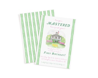 Op de afbeelding: Een witte uitnodiging met een groen gestreepte achterkant en groene rand. De uitnodiging luidt "Harper MASTERED her first year! FIRST BIRTHDAY!" met een aquarel illustratie van een huis en de datum en tijd van het evenement.