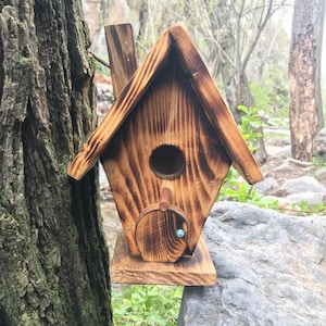 Gebranntes gemustertes Naturholz Verwendetes, komplett handgefertigtes, Schornstein-detailliertes Vogelhaus