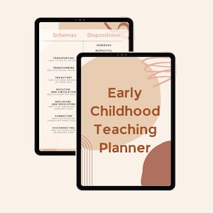 Op de afbeelding: Twee zwarte tablets met educatieve inhoud. Eén tablet toont een lijst met schema's en disposities. De andere tablet toont de tekst "Early Childhood Teaching Planner" in een modern lettertype, met abstracte vormen op de achtergrond.