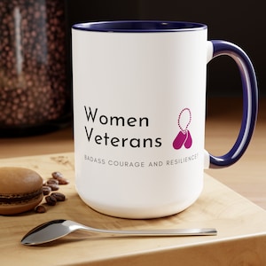 Women Veterans Badass Courage and Resilience Pink dog tags Tazze da caffè, 15 once