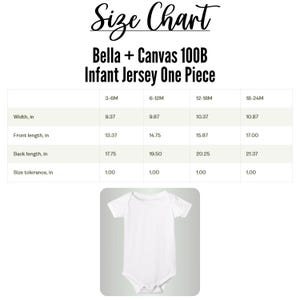 Puede incluir: Body de beb&eacute; blanco con una tabla de tallas. La tabla muestra las medidas en pulgadas para el ancho, el largo delantero y el largo de la espalda para las tallas 3-6M, 6-12M, 12-18M y 18-24M. El texto "Size Chart" est&aacute; en la parte superior.