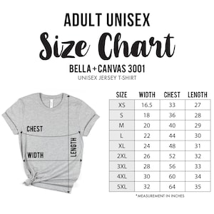 Puede incluir: Una camiseta unisex gris claro con una tabla de tallas. La tabla muestra medidas en pulgadas para ancho, pecho y largo, desde XS hasta 5XL. El texto "ADULT UNISEX Size Chart" est&aacute; en la parte superior.