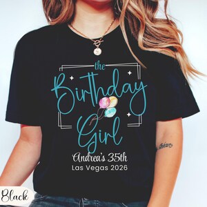 Puede incluir: Camiseta negra con la frase "the Birthday Girl" en turquesa, con globos. El texto "Andrea's 35th Las Vegas 2026" est&aacute; debajo. Una camiseta informal para una celebraci&oacute;n de cumplea&ntilde;os.