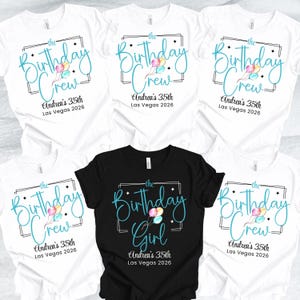 Puede incluir: Varias camisetas blancas y negras con el texto "the Birthday Crew" y "the Birthday Girl" en escritura turquesa. Cada camiseta muestra "Andrea's 35th" y "Las Vegas 2026". El dise&ntilde;o incluye globos.
