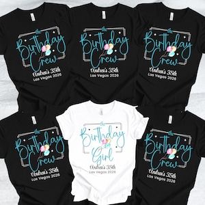 Puede incluir: Una colecci&oacute;n de camisetas negras y blancas con el texto "the Birthday Crew" y "the Birthday Girl" en escritura turquesa. Cada camiseta incluye el nombre "Andrea's 35th" y "Las Vegas 2026". El dise&ntilde;o presenta globos.