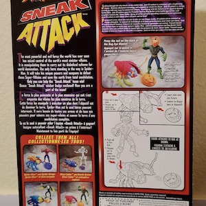 Puede incluir: Parte trasera de un paquete de figuras de acci&oacute;n de Spider-Man Sneak Attack. El paquete presenta el texto "Sneak Attack" y "Bug Busters Jack O'Lantern". El paquete incluye im&aacute;genes de varias figuras de acci&oacute;n e instrucciones.