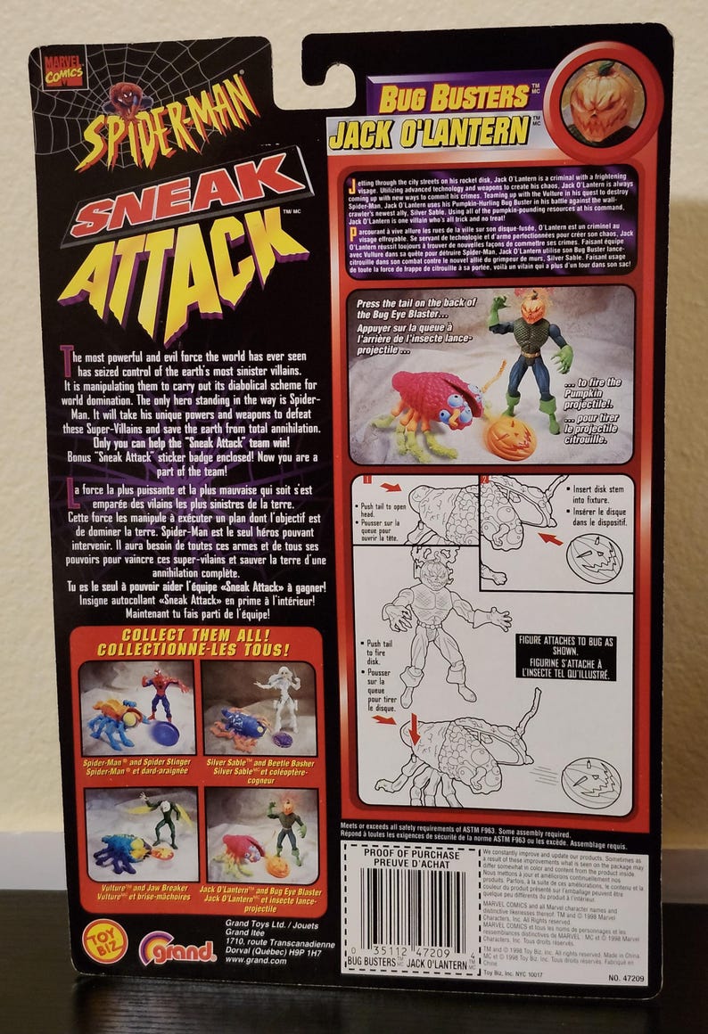 Puede incluir: Parte trasera de un paquete de figuras de acci&oacute;n de Spider-Man Sneak Attack. El paquete presenta el texto "Sneak Attack" y "Bug Busters Jack O'Lantern". El paquete incluye im&aacute;genes de varias figuras de acci&oacute;n e instrucciones.