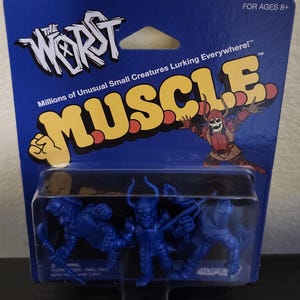 Könnte beinhalten: Eine blaue Plastikverpackung mit den Worten "The Worst Muscle" auf der Vorderseite. Die Verpackung enthält drei blaue Plastikfiguren von Kriegern. Ein Warnhinweis lautet "Erstickungsgefahr - Kleine Teile. Nicht für Kinder unter 3 Jahren geeignet."