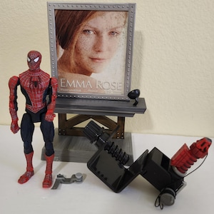 2004 Toy Biz Spider-Man 2 Shoot and Slide Spider-Man Action Figure Complete Good Condition