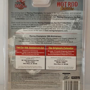 Puede incluir: Una caja de cart&oacute;n colorida con una imagen de un coche hot rod rojo, blanco y azul. La caja es para Racing Champions Hot Rod Collectibles, una l&iacute;nea de coches de fundici&oacute;n a presi&oacute;n. La caja presenta un logotipo del 10&ordm; aniversario y detalles sobre el conjunto de dos coches y el calendario original.