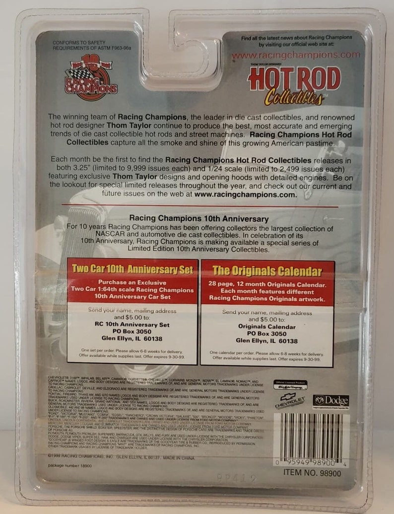 Puede incluir: Una caja de cart&oacute;n colorida con una imagen de un coche hot rod rojo, blanco y azul. La caja es para Racing Champions Hot Rod Collectibles, una l&iacute;nea de coches de fundici&oacute;n a presi&oacute;n. La caja presenta un logotipo del 10&ordm; aniversario y detalles sobre el conjunto de dos coches y el calendario original.