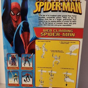 Pode incluir: A figura de a&ccedil;&atilde;o Spider-Man Web Climbing da s&eacute;rie The Amazing Spider-Man. A figura &eacute; vermelha e azul com um s&iacute;mbolo de aranha preto no peito. A figura est&aacute; presa a um mecanismo de escalada na web que permite que ela suba e des&ccedil;a uma corda. A figura &eacute; embalada em uma caixa azul e amarela com o logotipo da Marvel.