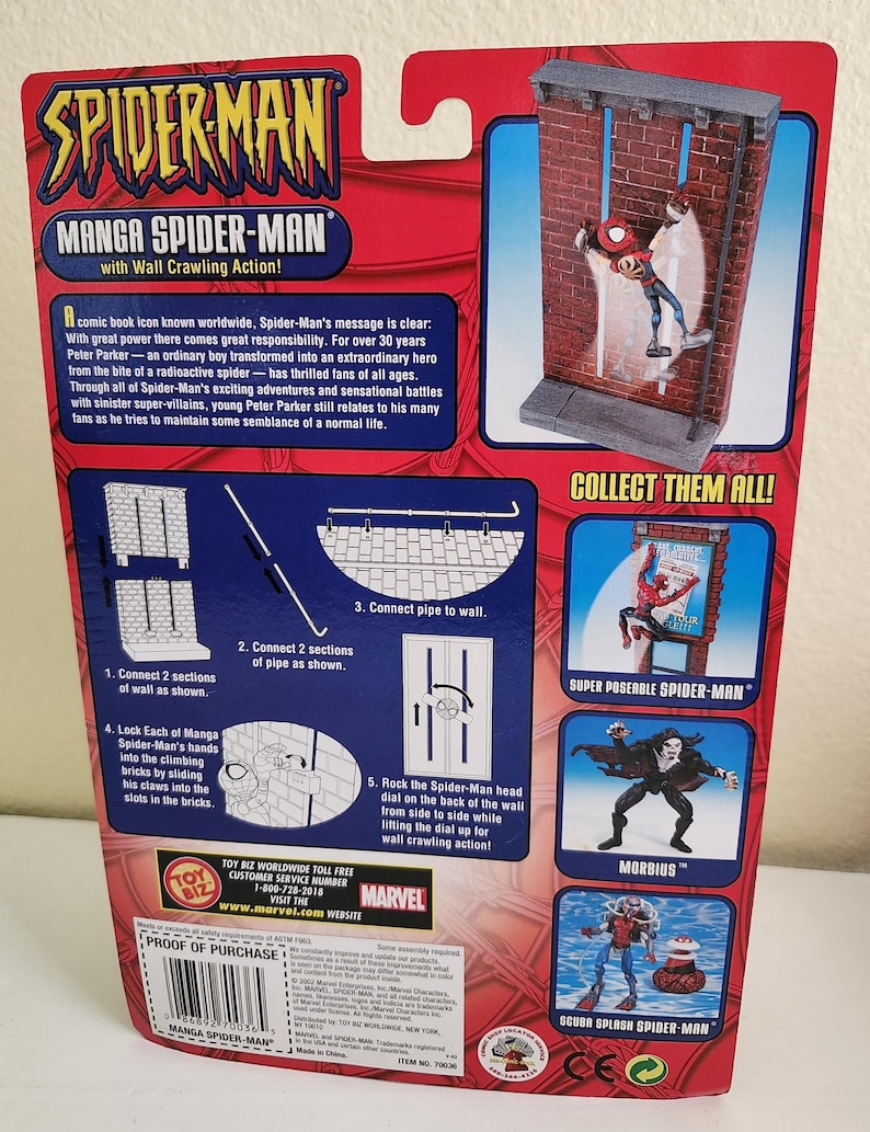 Peut inclure: Une figurine d'action Spider-Man rouge et bleue avec une action de grimpe murale. La figurine est pos&eacute;e sur un mur de briques avec un tuyau et un cadran au dos du mur. L'emballage pr&eacute;sente &eacute;galement des images d'autres figurines d'action Spider-Man, notamment Super Poseable Spider-Man, Morbius et Scuba Splash Spider-Man.