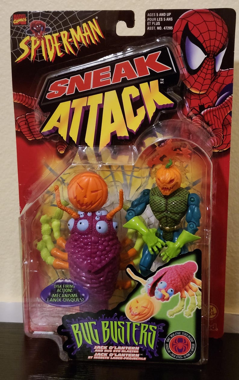 Puede incluir: Set de figuras de acci&oacute;n Spider-Man "Sneak Attack" Bug Busters. El set incluye a Jack O'Lantern y una criatura morada con forma de insecto. El embalaje presenta gr&aacute;ficos de Spider-Man y el texto "Disk Firing Action!" y "Bug Busters".