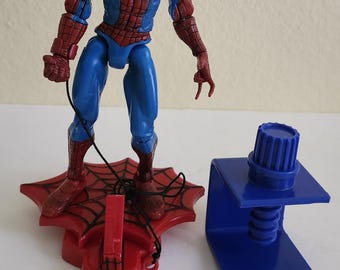 Figura de acción de Spider-Man catapultándose de Toy Biz 2002, muy bonita y completa.