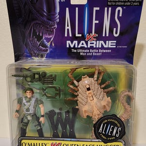 1996 Kenner Aliens vs. Marines O&#39;Malley vs. Queen Face Hugger Action Figures New Sealed Package