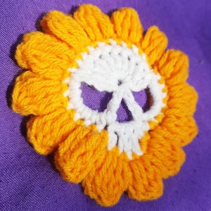 Skull Halloween Crochet Pattern: Crochet Flower Granny Square, PATTERN includes photo instructions, Skull Motif, Weird Spooky Daisy skull.