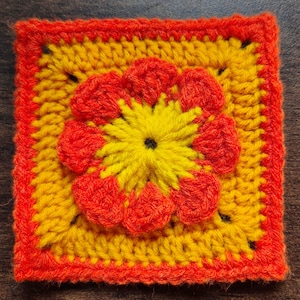 Cuadrado floral de la abuela: girasol en crochet, bloque floral 3D, patrón de manta en crochet lindo, motivo de cuadrado de la abuela 3D, afgano floral hecho a mano.