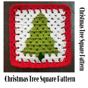 Pode incluir: Um quadrado de crochê com um desenho de árvore de Natal verde no centro. O quadrado é enfeitado com fio vermelho e branco.