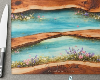 Tabla de cortar de charcutería personalizada, nombre personalizado, diseño de flores silvestres de resina de roble n.° 21, regalo de boda para inauguración de la casa