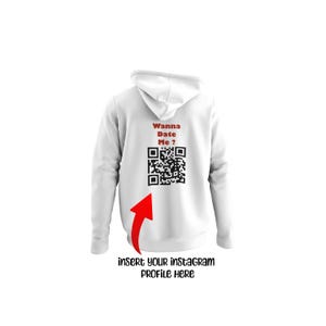 Op de afbeelding: Witte hoodie met de tekst "Wanna Date Me?" in het rood, een QR-code en de tekst "insert your instagram profile here" met een rode pijl. Een casual kledingstuk.