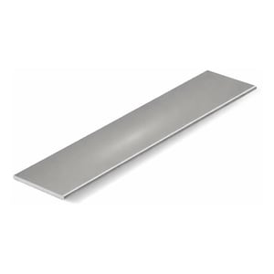 Pode incluir: Uma barra de metal retangular prateada. A barra é plana e tem uma superfície lisa e reflexiva. O item está posicionado diagonalmente contra um fundo branco.