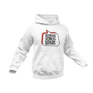 Op de afbeelding: Witte hoodie met een spraakballon-ontwerp. De spraakballon heeft een zwarte omtrek, een rode rand en een zwart-witte QR-code. De hoodie heeft een voorzak en een capuchon.