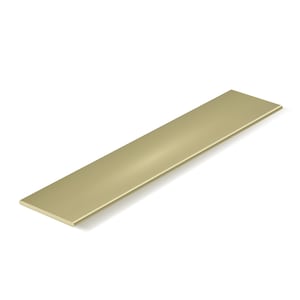 Könnte beinhalten: Ein goldfarbener, rechteckiger Schrankgriff. Der Griff ist ein langer, flacher Stab mit mattem Finish. Die Hardware ist für den Einsatz an Schubladen oder Schranktüren konzipiert.