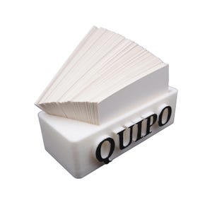 Peut inclure: Un support rectangulaire blanc avec le mot "QUIPO" en lettres noires, contenant une pile de cartes rectangulaires blanches. Les cartes sont légèrement déployées, créant un effet de superposition. Le support semble être en plastique.