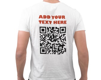 Może przedstawiać: Biała koszulka z czerwonym napisem "ADD YOUR TEXT HERE" nad dużym czarno-białym kodem QR. Koszulka jest gładka z przodu i ma krótkie rękawy.