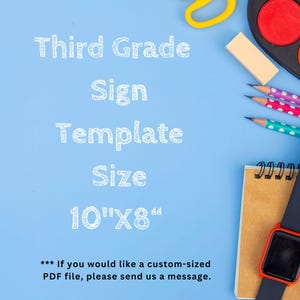 K&ouml;nnte beinhalten: Ein blauer Hintergrund mit wei&szlig;em Text, der "Third Grade Sign Template Size 10"X8"" lautet. Der Text ist in handschriftlicher Form geschrieben. Auf der rechten Seite des Bildes befinden sich Schulsachen, darunter ein Bleistift, ein Notizbuch, eine Farbpalette und eine Uhr.