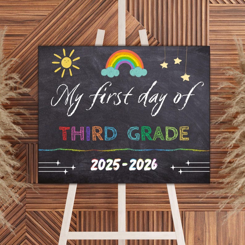 Dritte Klasse Ersttagsschild: Tafel Fotorequisite (Digitaler Download, PDF, bearbeitbar in Canva) Bild 1