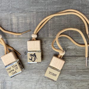 Pour l'amour de Dieu... AU TOUR ! Diffuseur de voiture | Sept sirènes impertinentes | Cadeau amusant | Snarky | Accessoire de voiture | Désodorisant pour voiture | Cadeaux pour elle