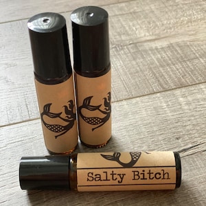 Salty Bitch-geurroller | Zeven pittige sirenes | Leuk cadeau | Handgemaakt | Snarky | Ftalaatvrij | Reisparfum | Roll-on parfum