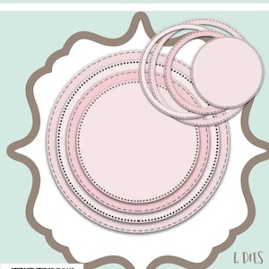Puede incluir: Un juego de troqueles con círculos cosidos rosas de varios tamaños. El juego se titula "Stitched Circles" y es compatible con la mayoría de los sistemas de troquelado. También es visible la marca "Polkadoodles".