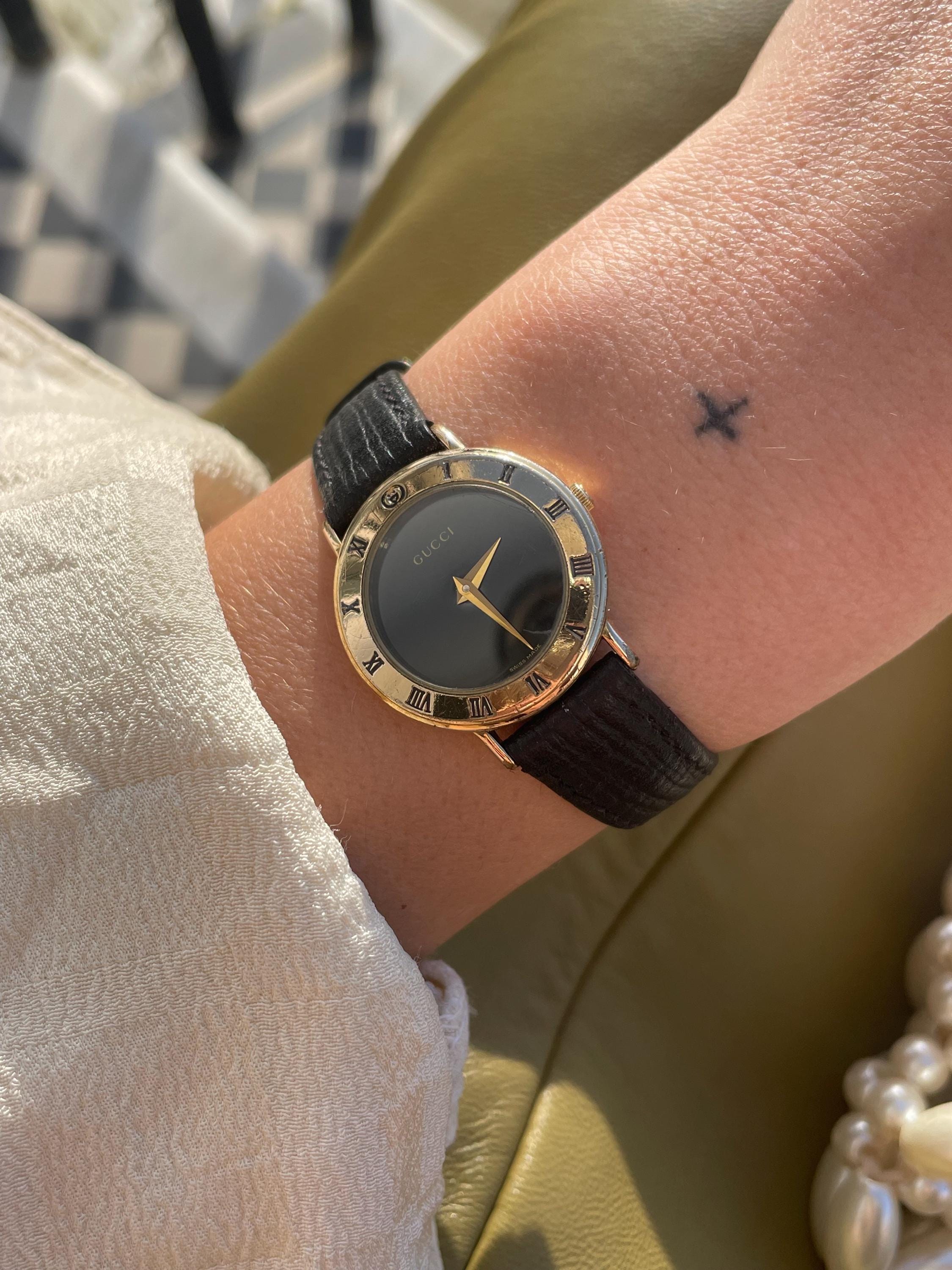 Gucci Black and Gold Minimalist Leather Strap Watch Elegant Vintage Gucci Black Gold Watch for Men: Swiss Quartz  main image 2