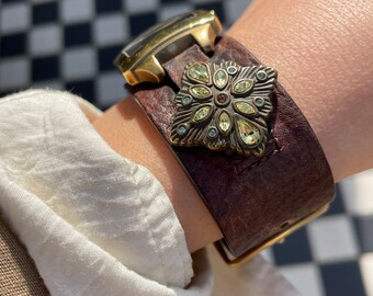 Vintage 00s Quartz Gold Tone Square Dial Ladies Wristwatch Vintage 00s Quartz Gold Tone Square Dial Ladies Wristwatch