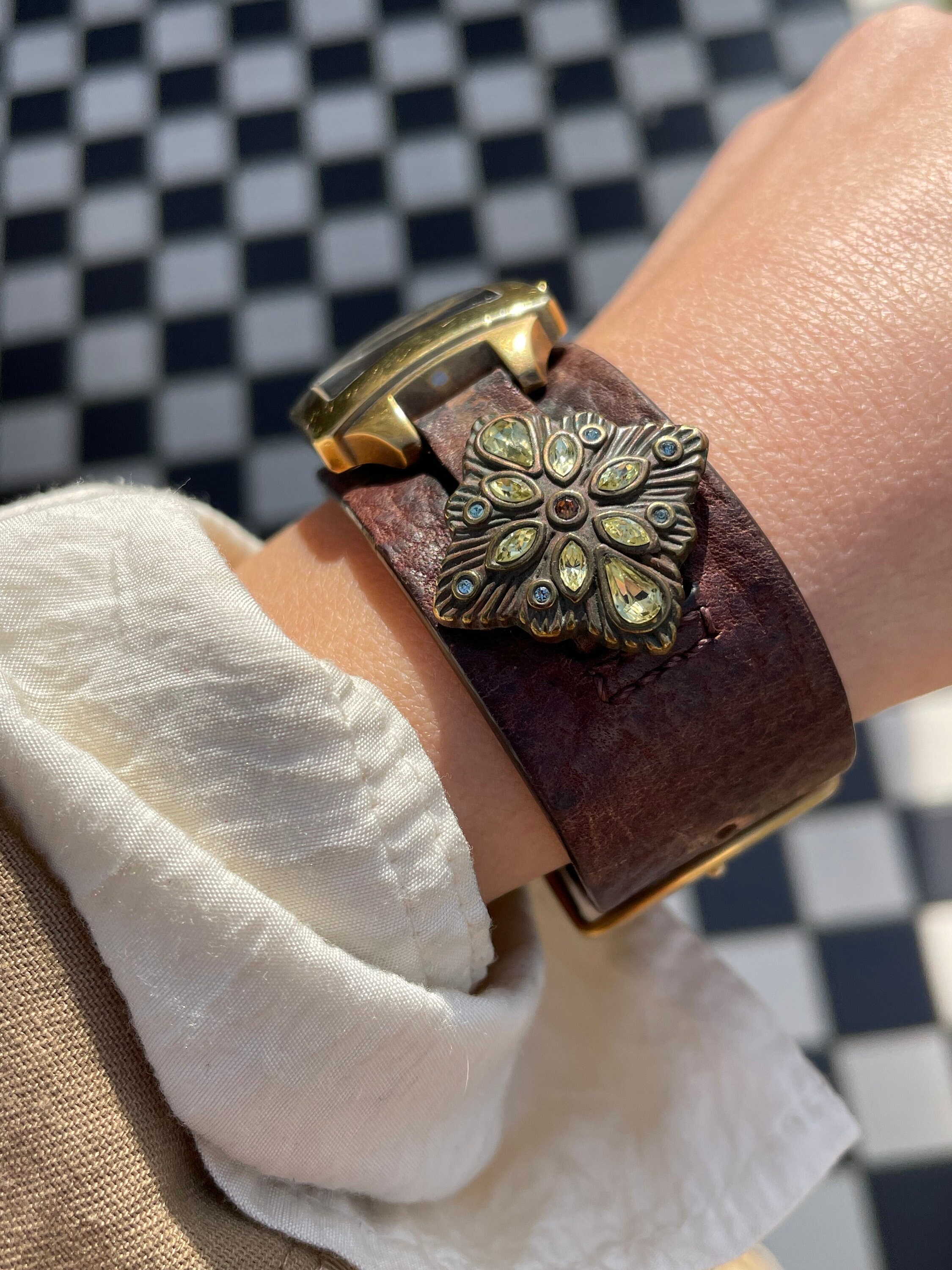 Vintage 00s Quartz Gold Tone Square Dial Ladies Wristwatch Vintage 00s Quartz Gold Tone Square Dial Ladies Wristwatch