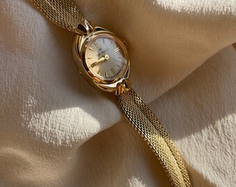 Raro Vintage 1950s Wind Up Rolled Gold Round Cream Dial Ladies Pulsera Dainty Mesh Chain Strap Reloj de pulsera de cóctel por Smiths Imperial