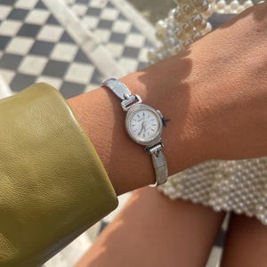 Vintage jaren 1980 witgoud verguld zilveren dames ellipsvorm kast Japanse handleiding opwindjurk dun sierlijk polshorloge van Seiko