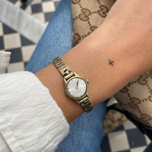 Orologio da polso da donna vintage anni '70, elegante, con 17 rubini, placcato oro, cassa rotonda piccola e cinturino in oro con taglio diamante, di Everite.